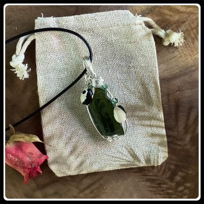 Pendentif caraibes verre et graines 7
